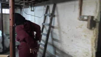 Saudi XXX mom shakes her big booty for the camera in the garage Saudi XXX mom shakes her big booty for the camera in the garage