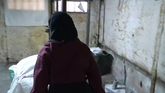 Saudi XXX mom shakes her big booty for the camera in the garage