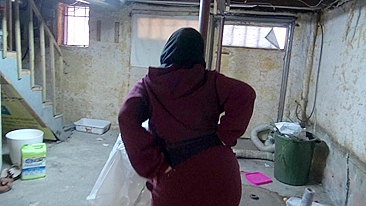 Saudi XXX mom shakes her big booty for the camera in the garage