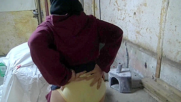 Saudi XXX mom shakes her big booty for the camera in the garage