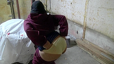 Saudi XXX mom shakes her big booty for the camera in the garage