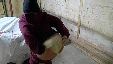 Saudi XXX mom shakes her big booty for the camera in the garage