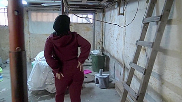Saudi XXX mom shakes her big booty for the camera in the garage