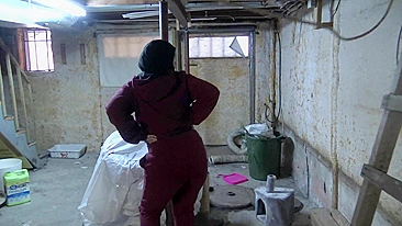 Saudi XXX mom shakes her big booty for the camera in the garage