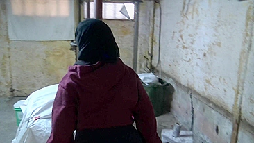 Saudi XXX mom shakes her big booty for the camera in the garage