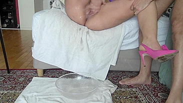 Iranian mom squirts into the bowl while hubby's rubbing her XXX cunt