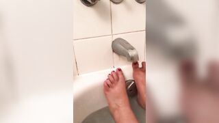 Kinky Egyptian XXX slut demonstrates her feet when taking a bath