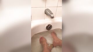 Kinky Egyptian XXX slut demonstrates her feet when taking a bath