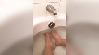 Kinky Egyptian XXX slut demonstrates her feet when taking a bath