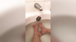 Kinky Egyptian XXX slut demonstrates her feet when taking a bath