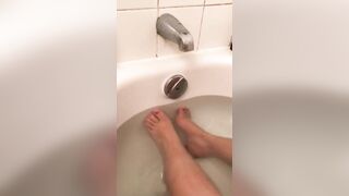 Kinky Egyptian XXX slut demonstrates her feet when taking a bath