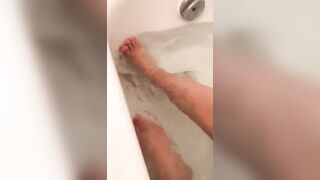 Kinky Egyptian XXX slut demonstrates her feet when taking a bath