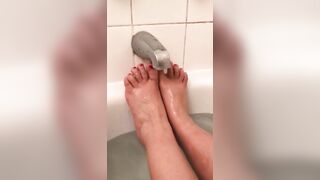 Kinky Egyptian XXX slut demonstrates her feet when taking a bath