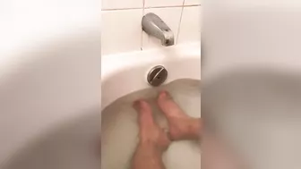 Kinky Egyptian XXX slut demonstrates her feet when taking a bath
