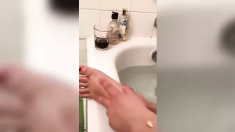Kinky Egyptian XXX slut demonstrates her feet when taking a bath
