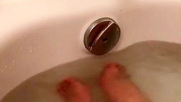 Kinky Egyptian XXX slut demonstrates her feet when taking a bath