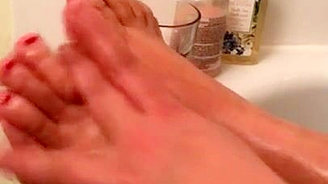 Kinky Egyptian XXX slut demonstrates her feet when taking a bath