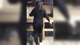 Dressed Muslim mom in hijab shakes her thick XXX booty when dancing