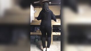 Dressed Muslim mom in hijab shakes her thick XXX booty when dancing