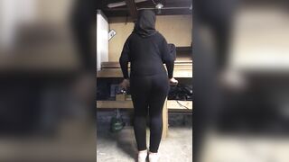 Dressed Muslim mom in hijab shakes her thick XXX booty when dancing