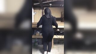 Dressed Muslim mom in hijab shakes her thick XXX booty when dancing