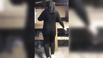 Dressed Muslim mom in hijab shakes her thick XXX booty when dancing