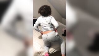 Muslim XXX hottie takes pants off to expose her big ass to the man