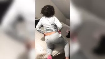 Muslim XXX hottie takes pants off to expose her big ass to the man