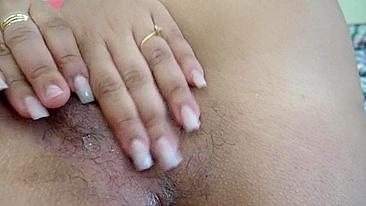 Lustful boyfriend stretches and licks Arab babe's XXX pussy on the camera