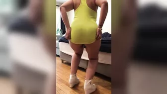 Curvaceous Iraqi wench hikes up dress to shake XXX booty at home