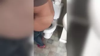 Teeny in hijab peels tight jeans off and pees in amateur XXX clip