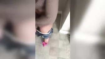 Teeny in hijab peels tight jeans off and pees in amateur XXX clip