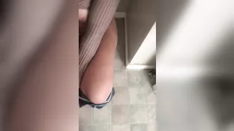 Teeny in hijab peels tight jeans off and pees in amateur XXX clip