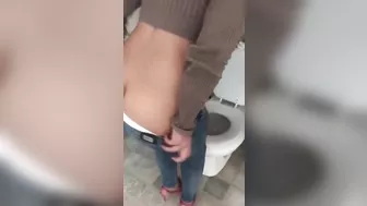 Teeny in hijab peels tight jeans off and pees in amateur XXX clip