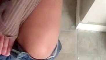 Teeny in hijab peels tight jeans off and pees in amateur XXX clip
