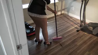 Arabic Muslim maid in tiny XXX uniform seduces a guy with her ass