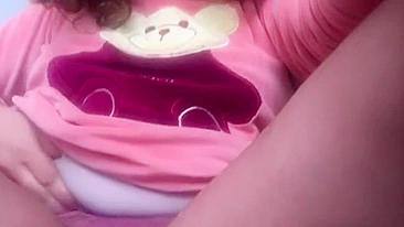 Syrian gal in pink records herself playing with her starved XXX twat