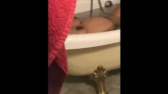 Perverted dude spies on pregnant Arabic XXX stepsis in the bathroom