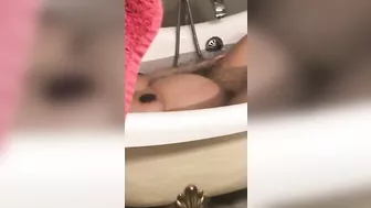 Perverted dude spies on pregnant Arabic XXX stepsis in the bathroom