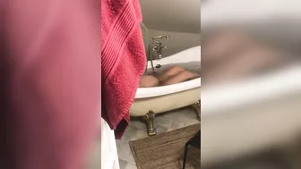 Perverted dude spies on pregnant Arabic XXX stepsis in the bathroom