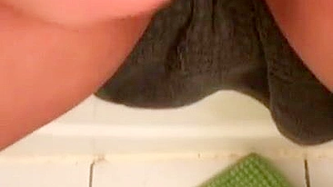Dirty Arabian slut comes to the public toilet to tease her XXX twat