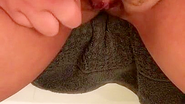 Dirty Arabian slut comes to the public toilet to tease her XXX twat