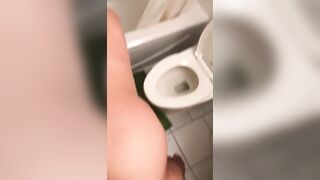 Horny Saudi bitch gets cum on ass after XXX session in the toilet