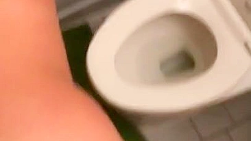 Horny Saudi bitch gets cum on ass after XXX session in the toilet