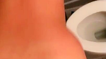 Horny Saudi bitch gets cum on ass after XXX session in the toilet