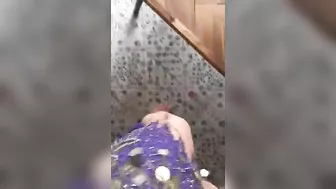 Young Arab woman shakes asshole filming herself doing XXX belly dance