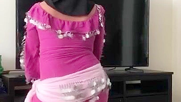 Amateur Egypt XXX actress performs the belly dance in a purple suit