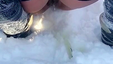 Pissing on show is XXX dream of Muslim mom who does it till last drop