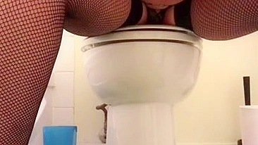 Busty Egypt mom in stockings works hands on her XXX opening in toilet