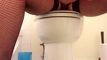 Busty Egypt mom in stockings works hands on her XXX opening in toilet